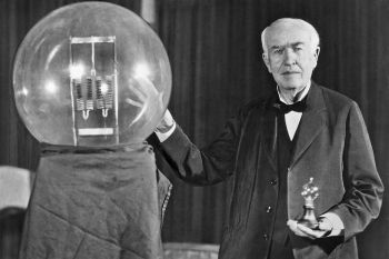 Thomas Edison en la celebración en su honor del aniversario de la invención de la bombilla en Orange, Nueva Jersey el 16 de octubre de 1929, con una réplica de su primera lámpara incandescente. Foto de Underwood Archives / Getty Images